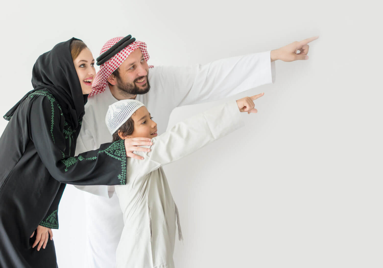 Три парня с молодой арабской девушкой